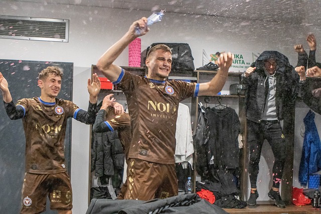 同时它也愈 同时它也愈